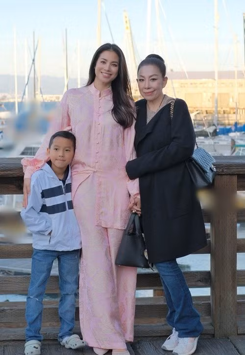 Linh San nhắc nhiều đến cuộc sống hiện tại của Phạm Hương, đặc biệt là tổ ấm của nàng hậu. “Cảm ơn vợ chồng con đã đón tiếp gia đình cô chú thật ấm áp. Nhìn gia đình nhỏ của con hạnh phúc, bình yên, hai cháu ngoan ngoãn, cô thấy an lòng vô cùng. Chúc vợ chồng con và các cháu luôn hạnh phúc, an nhiên”, nhà thiết kế viết. Ảnh: Facebook Linh San.