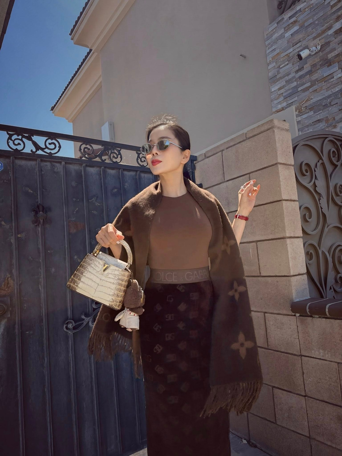 Lệ Quyên sở hữu nhiều túi xách, đồng hồ hàng hiệu, nhẫn kim cương, các căn biệt thự triệu đô, các mẫu xe tiền tỷ.