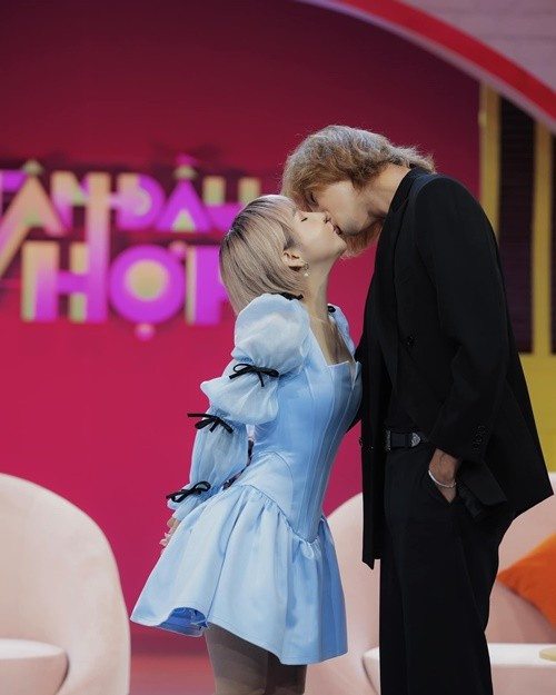 Du Uyên và bạn trai khóa môi trong một chương trình Ảnh: FB Du Uyên.