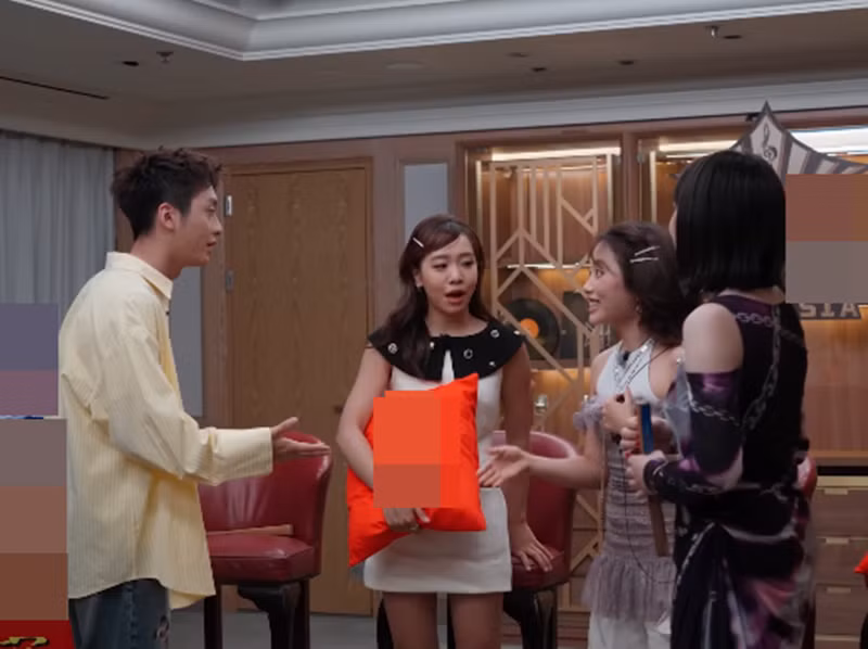 Phương Mỹ Chi dạy tiếng Việt cho những người bạn quốc tế. Ảnh: FB Phương Mỹ Chi.