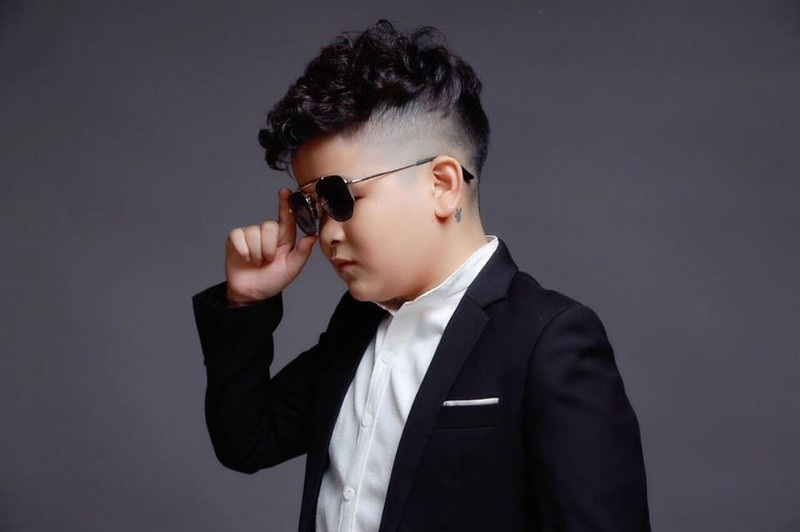 "Tôi khá bất ngờ. Thực ra đó là buổi hát karaoke bình thường. Tôi được 2 người bạn rủ đi hát cùng một nhóm bạn khác, tôi không quen vì họ là bạn của bạn tôi, lần đầu tôi gặp. Họ cũng hâm mộ tôi, mời tôi uống bia. Nhưng quả thực tôi bị bệnh về tuyến yên nên không muốn uống bia rượu nhiều. Tôi chỉ nhấp môi cho phải phép với sự trân trọng của họ. Tôi nghĩ là ai đó quý tôi quá muốn "mời" tôi dùng ma túy. Tôi bị gài thôi chứ tôi sao đánh đổi danh tiếng và sức khỏe của mình bởi ma túy được. Bia rượu tôi còn hạn chế nữa là”, nam diễn viên “Cu Thóc” thanh minh. Ảnh: Vietnamnet.