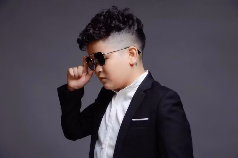 "Tôi khá bất ngờ. Thực ra đó là buổi hát karaoke bình thường. Tôi được 2 người bạn rủ đi hát cùng một nhóm bạn khác, tôi không quen vì họ là bạn của bạn tôi, lần đầu tôi gặp. Họ cũng hâm mộ tôi, mời tôi uống bia. Nhưng quả thực tôi bị bệnh về tuyến yên nên không muốn uống bia rượu nhiều. Tôi chỉ nhấp môi cho phải phép với sự trân trọng của họ. Tôi nghĩ là ai đó quý tôi quá muốn "mời" tôi dùng ma túy. Tôi bị gài thôi chứ tôi sao đánh đổi danh tiếng và sức khỏe của mình bởi ma túy được. Bia rượu tôi còn hạn chế nữa là”, nam diễn viên “Cu Thóc” thanh minh. Ảnh: Vietnamnet.