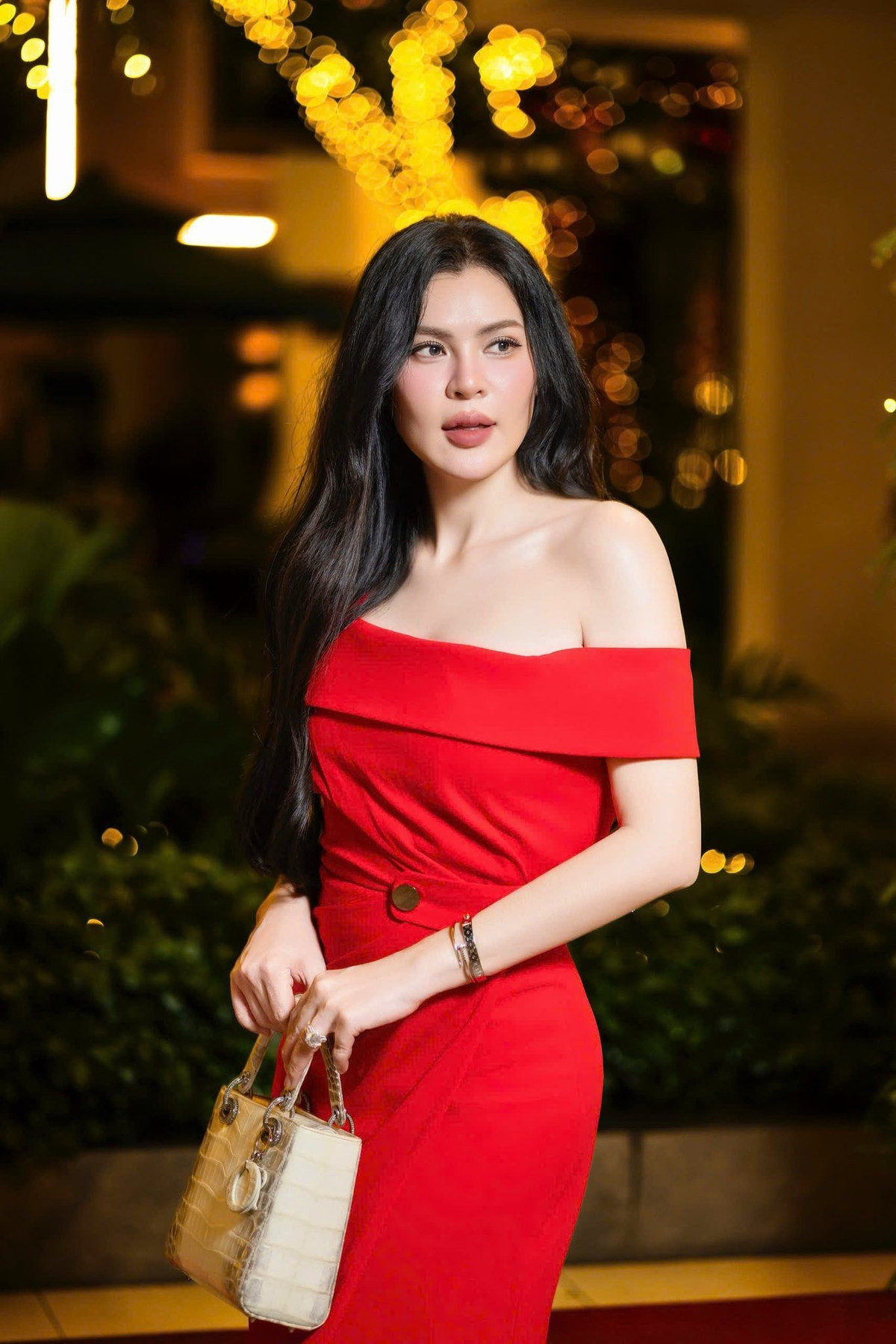 Phương Lê sinh con thứ 4 cách đây 2 tháng. Trước đó, cô có 3 người con gái, trong đó có một cặp song sinh. Ảnh: FB Phương Lê.