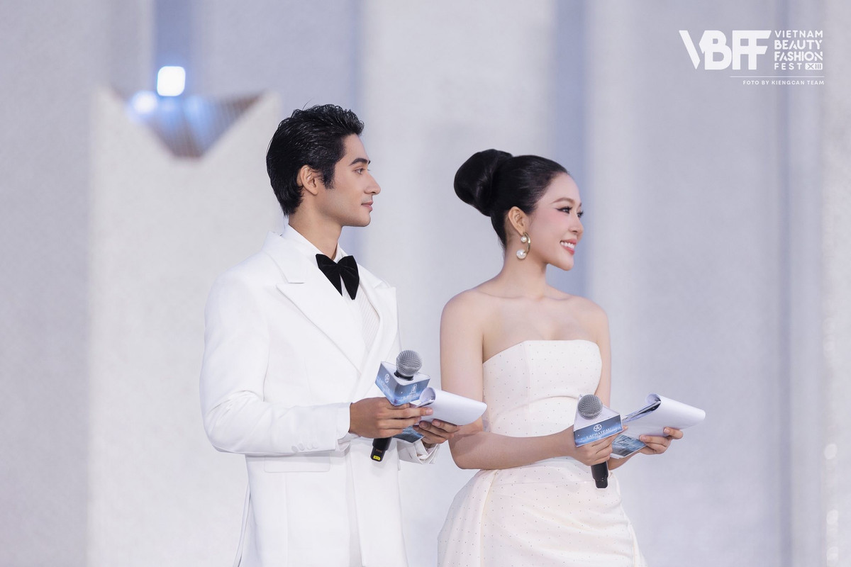 Tháng 12/2025, cô làm MC cho đêm trình diễn thời trang thuộc khuôn khổ Miss World Vietnam 2025. "Đứng trên sân khấu không chỉ là dẫn dắt một chương trình, mà là vinh dự được góp tiếng nói và cảm xúc của mình vào những khoảnh khắc đẹp nhất của đêm diễn. Mỗi phần trình diễn không chỉ là thời trang mà còn là câu chuyện, là tinh thần và cảm hứng được gửi gắm đến khán giả", Kiều Duy trải lòng.