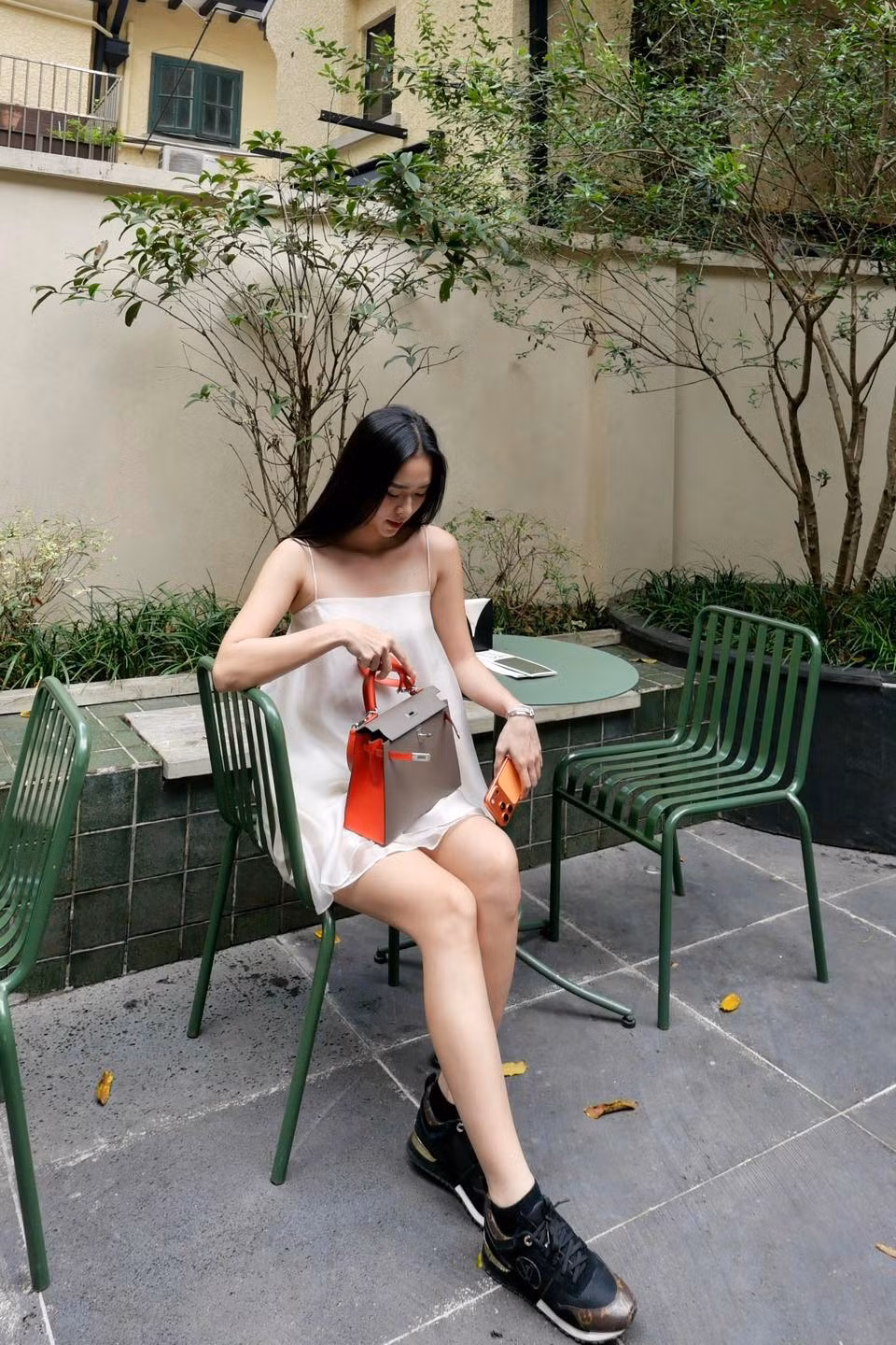 Cô có khả năng biến hóa linh hoạt từ vẻ ngoài trẻ trung, năng động với váy hai dây đơn giản khi dạo phố hay thưởng thức trà chiều, cho đến hình ảnh một quý cô sang chảnh với những món phụ kiện hàng hiệu.