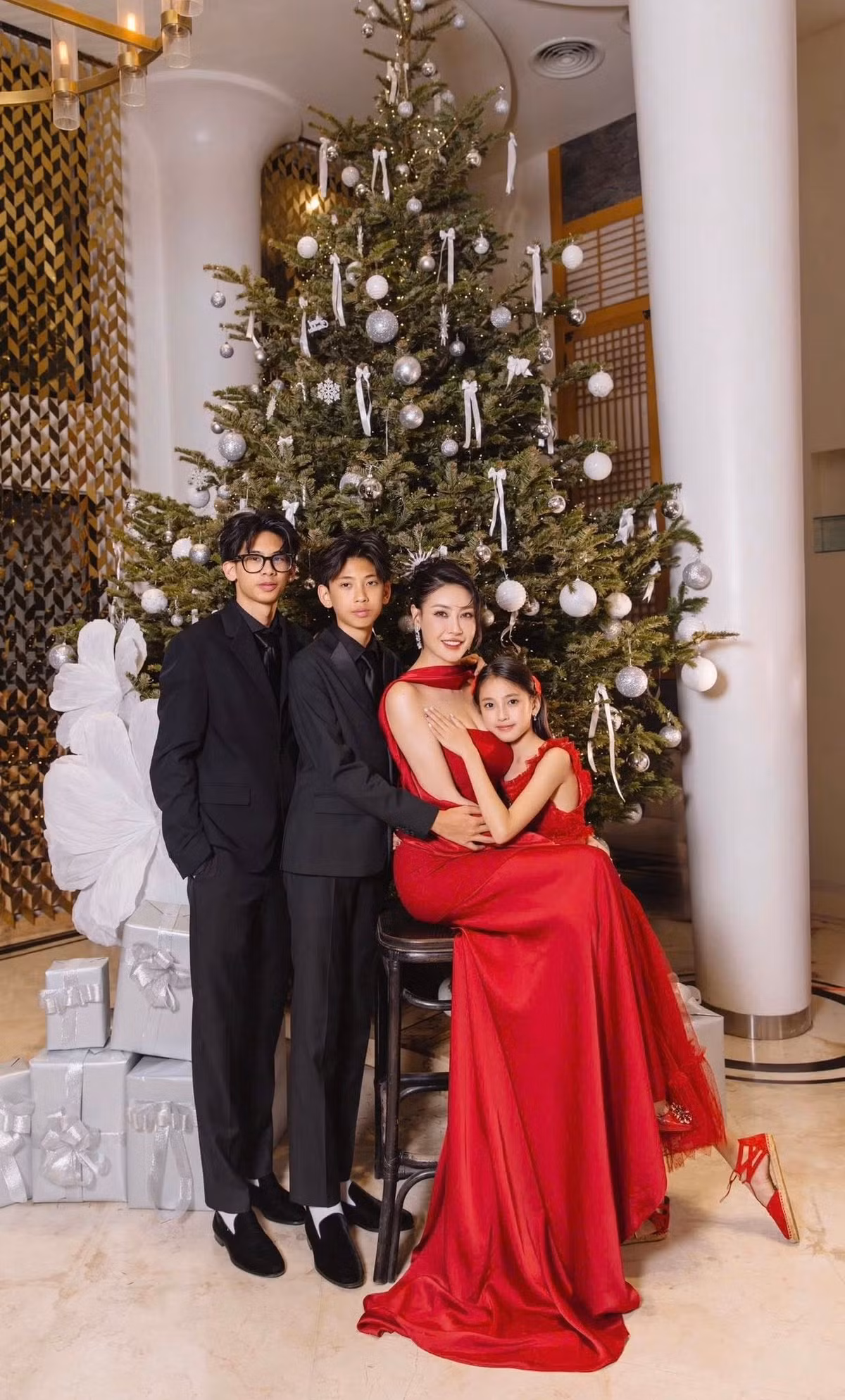 Vương Khang (ngoài cùng bên trái) năm nay 18 tuổi. Cậu được nhận xét có ngoại hình cao ráo, hiện đã cao vượt mẹ.