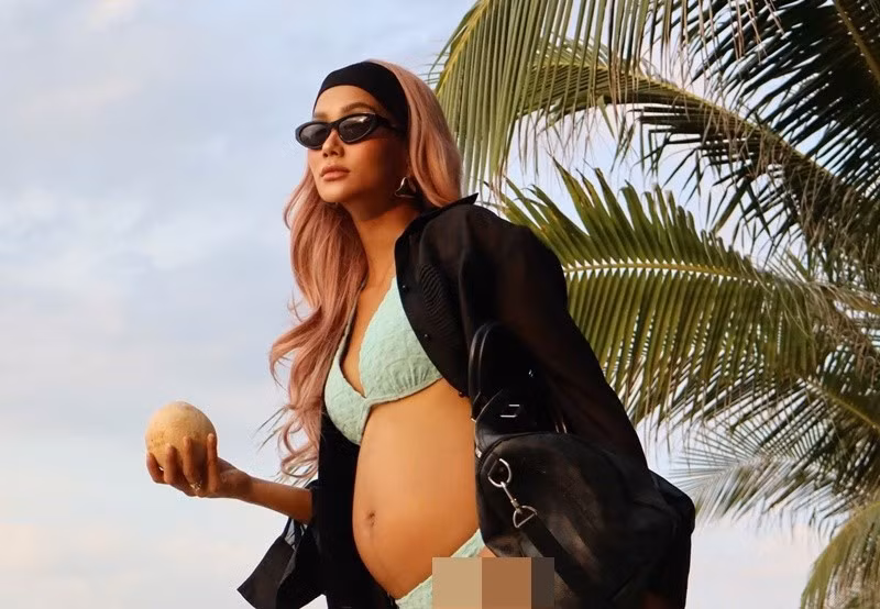 Trên trang cá nhân, H'hen Niê đăng loạt ảnh diện bikini quyến rũ trong chuyến du lịch biển ở Khánh Hòa. Ảnh: FB H’hen Niê.