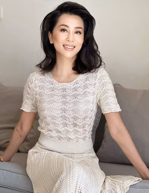 Nữ MC chia sẻ bí quyết giữ dáng: "Ăn ít và ăn đúng. Tập nhiều và tập đều. Chỉ có thế thôi. Chẳng có bí quyết gì cả. Câu hỏi cần đặt ra là bạn có thật sự muốn điều đó không? Nếu bạn thật sự muốn xuống cân để giữ dáng thì bạn có hy sinh bỏ qua ly chè hấp dẫn kia và chịu khó dành thì giờ tập thể thao không? Không đổ mồ hôi công sức thì sẽ không có sự thành công". Ảnh: FB Kỳ Duyên.