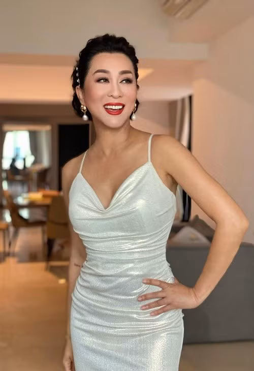 Cô nói: "Tôi muốn giã từ sân khấu trước khi nó giã từ mình. Trong công việc, bạn nên biết điểm dừng. Nếu một ngày quá già để đứng trên sân khấu, mặc những bộ cánh xinh đẹp, tôi sẽ không ở vị trí đó nữa. Tôi không bao giờ muốn trở thành nỗi chán chường, ngán ngẩm trong khán giả. Vì vậy, tôi sẽ dừng ở lúc nào đó còn để lại chút gì để nhớ, để thương". Ảnh: FB Kỳ Duyên.