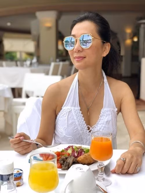 Ở tuổi 60, Kỳ Duyên vẫn giữ được vóc dáng săn chắc, làn da căng bóng. Ảnh: FB Kỳ Duyên.