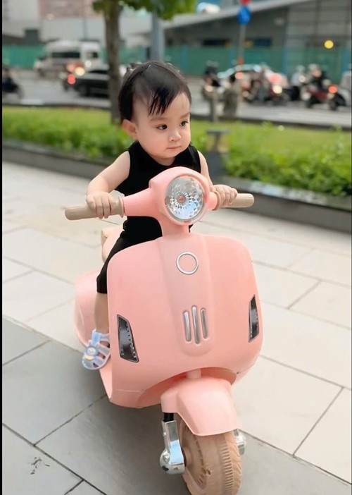 Bé Lita được bố mẹ cưng chiều như công chúa. Ảnh: FB Kha Ly.