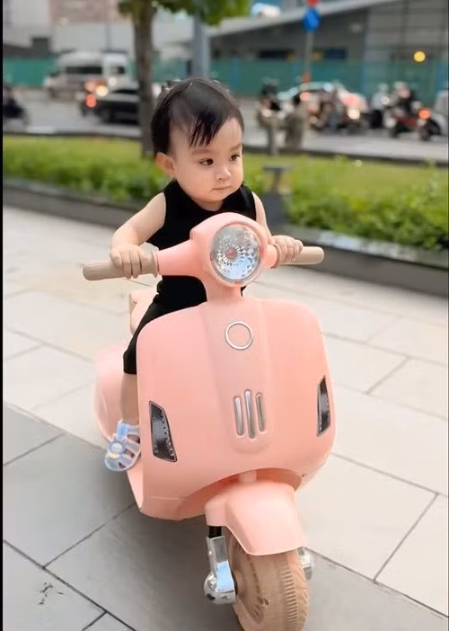Bé Lita được bố mẹ cưng chiều như công chúa. Ảnh: FB Kha Ly.