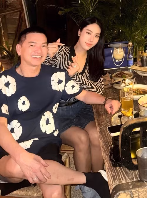 Quang Minh thường xuyên dành lời ngọt ngào cho bạn gái kém anh 37 tuổi trên mạng xã hội. "Mong ngày nào cũng là ngày 8/3 nha vợ", "vợ yêu", nam diễn viên để lại bình luận trên trang cá nhân của Tăng Khánh Chi. Ảnh: FB Quang Minh.