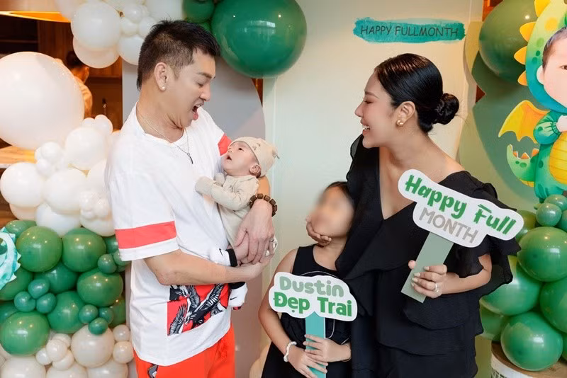 Nam diễn viên tự tay chăm sóc con trai nhỏ. Ảnh: FB Quang Minh.