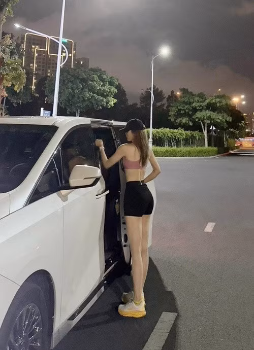 Nàng hậu hiện tại có cuộc sống sang chảnh. Cô ở căn hộ cao cấp, thường xuyên di chuyển bằng xe hơi tiền tỷ. Ảnh: FB Kỳ Duyên.