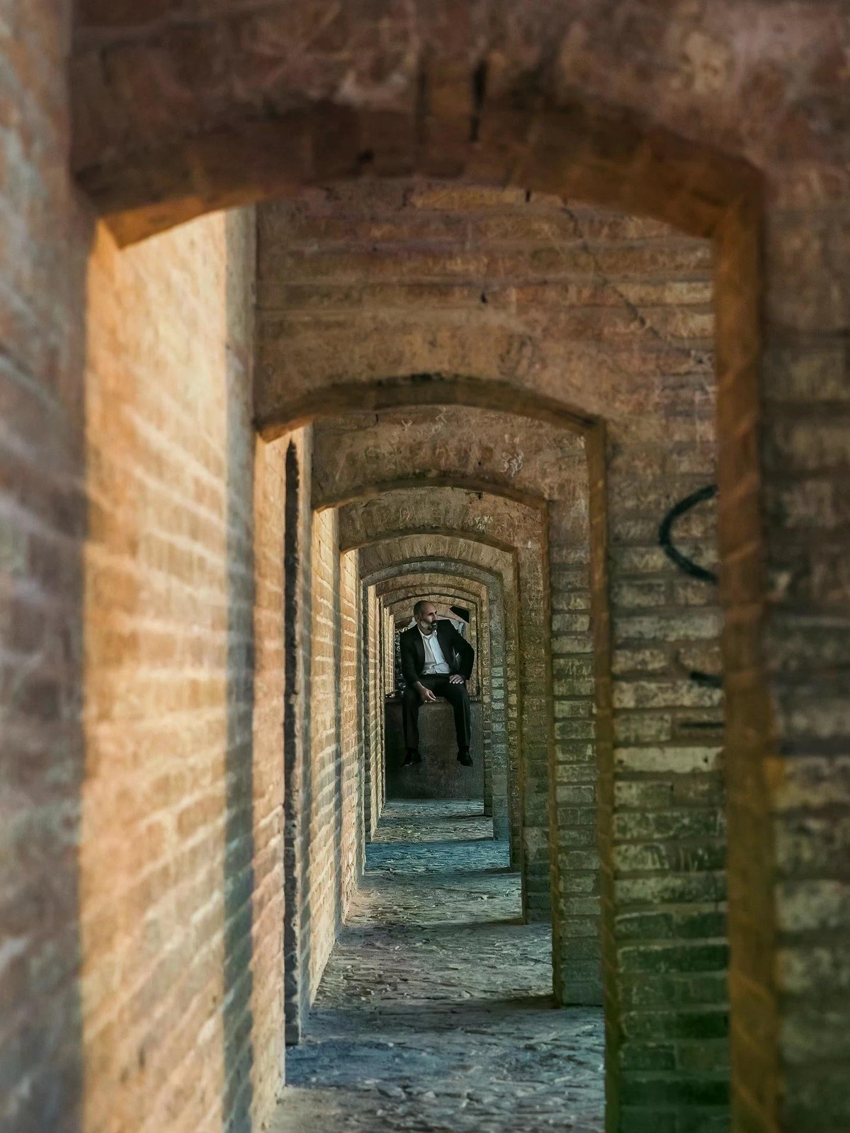 Một câu nói phổ biến khắp Iran bất cứ ai khi đặt chân đến đều nghe: "Đến Isfahan là đã đi được một nửa thế giới". Bởi thành phố này là một kho báu văn hóa và lịch sử của nhân loại. Đằng sau vẻ sự hiện đại, Isfahan từng là trung tâm của nhiều triều đại, những đế chế lớn và Hồi giáo cực thịnh trong lịch sử. Mỗi thời kỳ đều để lại những dấu ấn đậm nét trên nền văn hóa và kiến trúc của thành phố.