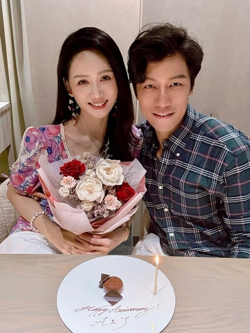 Chia sẻ hình ảnh kỷ niệm 1 năm ngày cưới, Trần Kiều Ân viết: "Ngày này năm ngoái là ngày cưới của chúng tôi. Mong những người tôi yêu và những người yêu tôi được bình an, khỏe mạnh và hạnh phúc". Ảnh: Instagram Trần Kiều Ân.