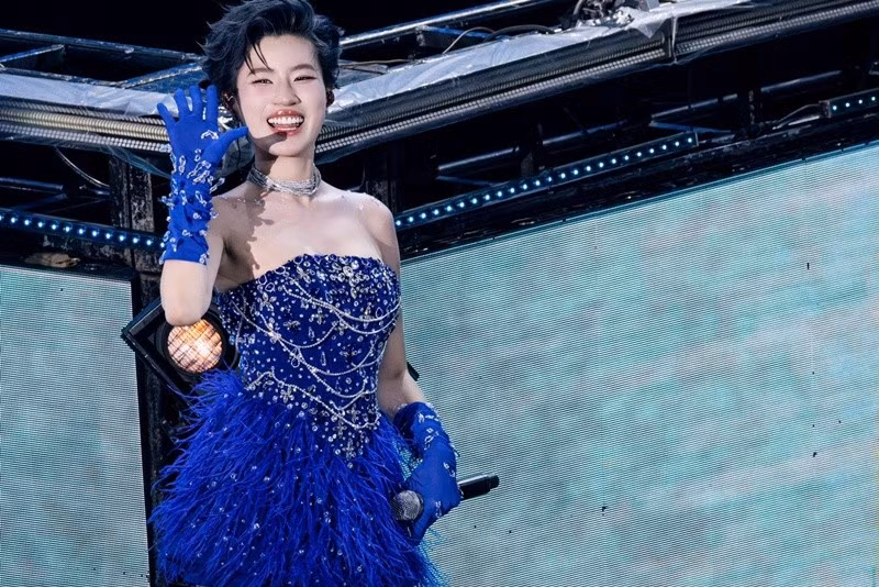 Nữ rapper sinh năm 2003 chuộng váy áo tôn vòng một. Ảnh: FB Pháo.