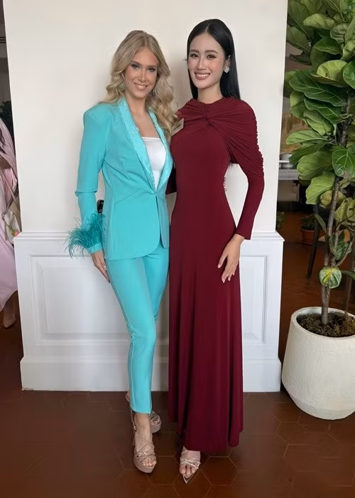 Huỳnh Trần Ý Nhi lựa chọn chiếc váy kín đáo cho một buổi phỏng vấn ở cuộc thi. Ảnh: FB Ý Nhi.