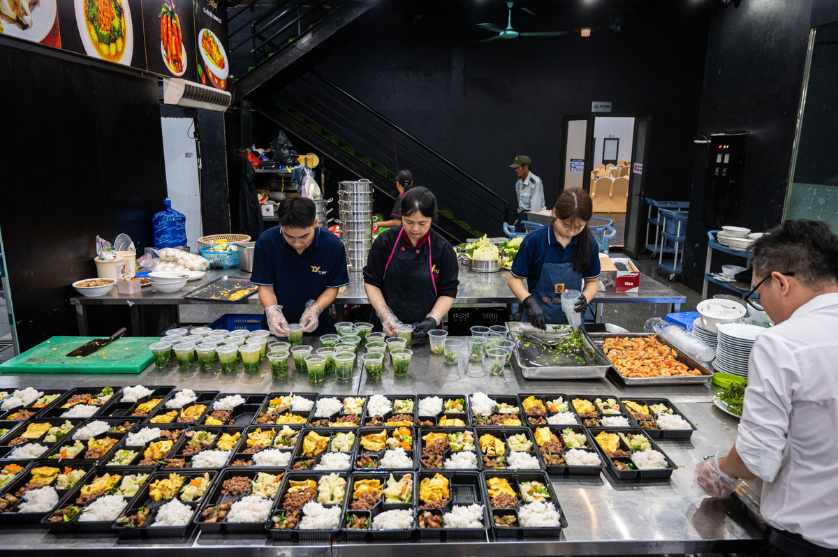 Ngay sau khi xảy ra vụ lật tàu khách du lịch trên vịnh Hạ Long (tỉnh Quảng Ninh) vào chiều 19/7, khách sạn GreenSuites (Bãi Cháy) đã đưa ra thông báo bố trí chỗ ở miễn phí cho người nhà nạn nhân. Chia sẻ với Tri Thức - Znews, ông Đặng Văn Toàn (chủ khách sạn) cho biết cho đến trưa 20/5, đã có hơn 100 thân nhân liên hệ đăng ký lưu trú. Cách đó vài trăm mét, đội ngũ nhân viên tại nhà hàng Green (đường Hoàng Quốc Việt) cũng tất bật chuẩn bị trăm suất ăn để tặng người nhà nạn nhân, người sống sót và đội ngũ nhân viên tham gia hỗ trợ.