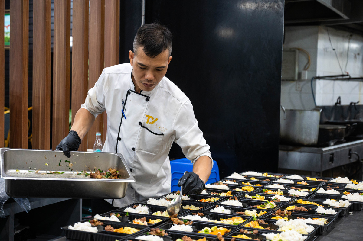 Nhà hàng Green và khách sạn GreenSuits cách bệnh viện Bãi Cháy, nơi tiếp nhận nạn nhân được cứu hộ, khoảng 2 km và cách nơi xảy ra tai nạn khoảng 1,5 km. Điều này giúp người nhà thuận tiện hơn trong việc đi lại khi lưu trú ở Hạ Long để tìm kiếm nạn nhân.