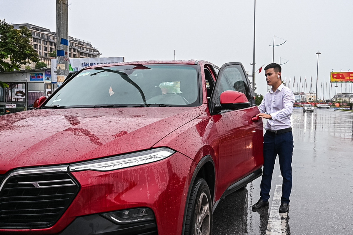 Hơn 17h chiều 20/7, khi trời đổ cơn mưa tầm tã, anh Huy bắt đầu mang những suất cơm, canh còn nóng hổi đến Bệnh viện Đa khoa tỉnh Quảng Ninh - cách nhà hàng gần 10 km. Anh cảm thấy nhẹ lòng khi được góp phần nào công sức để cùng mọi người vượt qua lúc khó khăn.