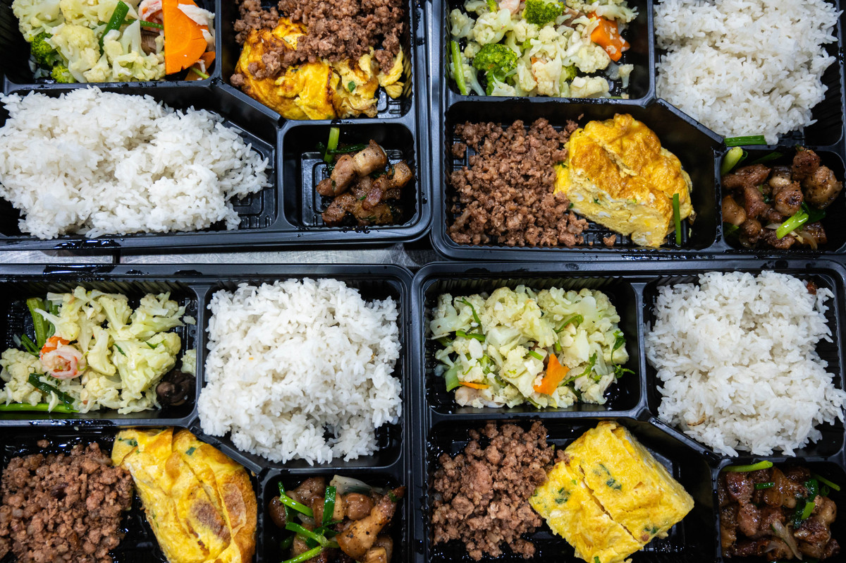 Mỗi bữa, nhà hàng cung cấp khoảng hơn 100 suất ăn miễn phí. Ngoài những phần phục vụ tại chỗ, các tình nguyện viên sẽ mang số còn lại đến tận hai bệnh viện nơi tiếp nhận nạn nhân cứu hộ. "Chúng tôi cũng dự trù dôi ra, ước tính khoảng 100 người thì làm 120 phần cơm", ông Toàn nói.