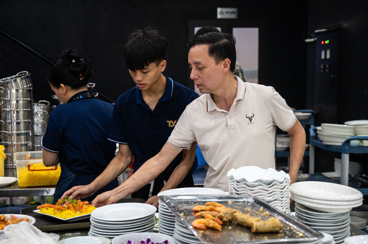 &quot;Không chỉ phục vụ tại chỗ, chúng tôi còn mang cơm đến tận Bệnh viện Bãi Cháy và Bệnh viện Đa khoa tỉnh Quảng Ninh để trao tận tay mọi người. Sau chiều tối hôm qua, bên tôi nhận thấy thân nhân có thể có 5-7 người, nhưng còn người phải ở lại viện túc trực nữa nên quyết định mang tới tận nơi, ngày 3 bữa&quot;, ông Toàn nói. Suốt buổi, ông vừa bận rộn nghe điện thoại để bố trí phòng khi người nhà nạn nhân đến khách sạn, vừa lo công tác chuẩn bị suất ăn.