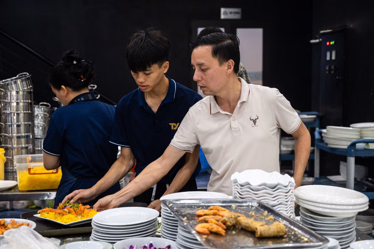 "Không chỉ phục vụ tại chỗ, chúng tôi còn mang cơm đến tận Bệnh viện Bãi Cháy và Bệnh viện Đa khoa tỉnh Quảng Ninh để trao tận tay mọi người. Sau chiều tối hôm qua, bên tôi nhận thấy thân nhân có thể có 5-7 người, nhưng còn người phải ở lại viện túc trực nữa nên quyết định mang tới tận nơi, ngày 3 bữa", ông Toàn nói. Suốt buổi, ông vừa bận rộn nghe điện thoại để bố trí phòng khi người nhà nạn nhân đến khách sạn, vừa lo công tác chuẩn bị suất ăn.