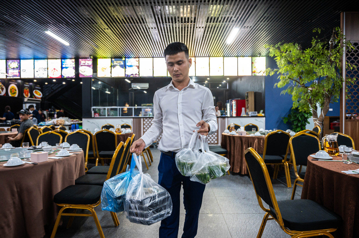 Ngay khi nhận được thông tin về tai nạn lật tàu, anh Võ Viết Huy, giám đốc Central Luxury Hạ Long Hotel, cũng nhanh chóng tham gia vào hỗ trợ. Anh cùng các tình nguyện viên, thành viên hội doanh nhân trên địa bàn chung tay với anh Toàn để nấu những phần cơm mang đến bệnh viện. "Tôi và mọi người ai cũng bàng hoàng, đầy xót xa trước câu chuyện đau lòng. Phía khách sạn chúng tôi cũng có quỹ phòng để tiếp đón thân nhân những người không may gặp nạn đến lưu trú miễn phí", anh Huy cho biết.