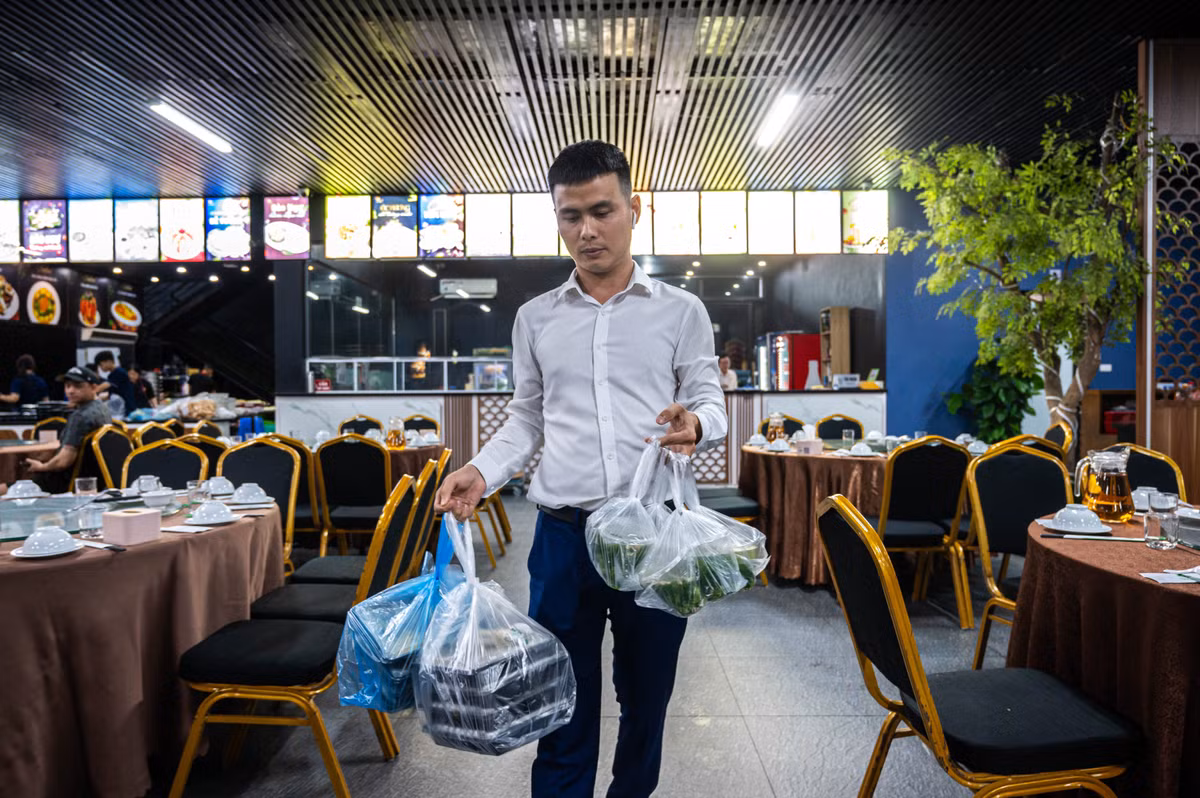 Ngay khi nhận được thông tin về tai nạn lật tàu, anh Võ Viết Huy, giám đốc Central Luxury Hạ Long Hotel, cũng nhanh chóng tham gia vào hỗ trợ. Anh cùng các tình nguyện viên, thành viên hội doanh nhân trên địa bàn chung tay với anh Toàn để nấu những phần cơm mang đến bệnh viện. "Tôi và mọi người ai cũng bàng hoàng, đầy xót xa trước câu chuyện đau lòng. Phía khách sạn chúng tôi cũng có quỹ phòng để tiếp đón thân nhân những người không may gặp nạn đến lưu trú miễn phí", anh Huy cho biết.