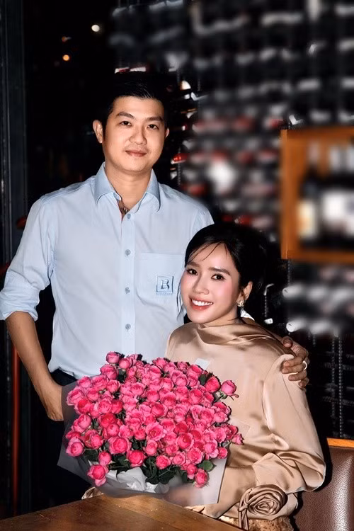 Doanh nhân Bửu Lộc tặng hoa hồng cho Bella Mai dịp sinh nhật. Ảnh: FB Bella Mai.
