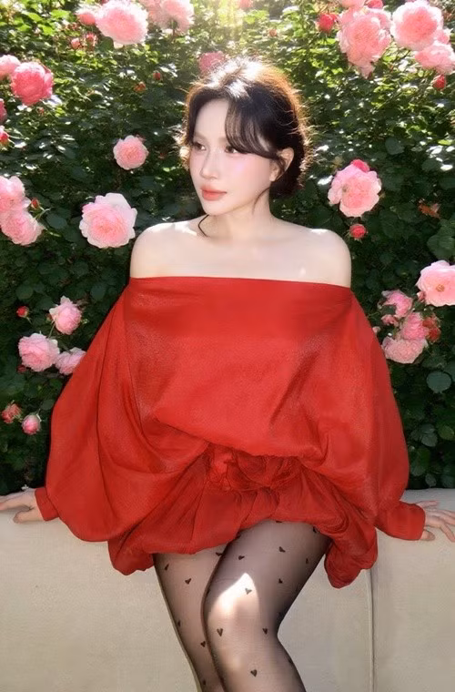 Ở một số bộ ảnh thời trang, Khả Như xuất hiện với lối trang điểm nhẹ nhàng, kết hợp mái tóc uốn mềm. Tổng thể mang lại vẻ mong manh, thanh thoát – phong cách cô khá ưa chuộng khi chụp hình.