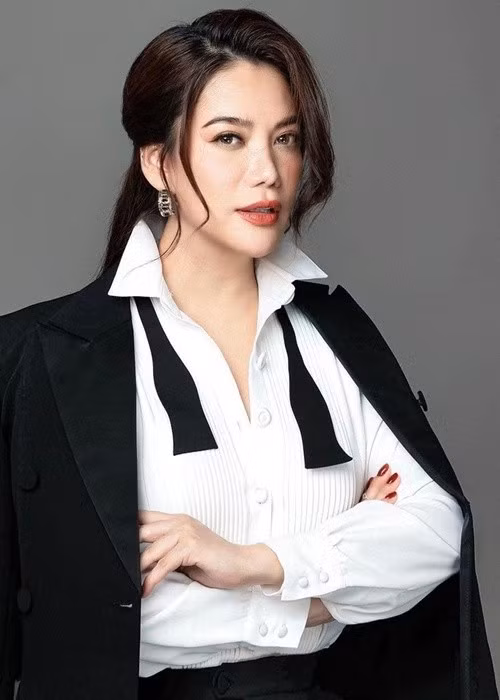 Phía Công ty TNA Entertainment đã gửi công văn đề nghị thanh toán thành nhiều đợt, sau đó tiếp tục nhiều lần gửi công văn xin gia hạn trả công nợ. Sau nhiều lần đề nghị nhưng vẫn không được thanh toán, phía trung tâm đã nộp đơn khởi kiện đến TAND TP Thủ Đức, đòi khoản nợ (gốc và phạt vi phạm) 360,9 triệu đồng. Chiều ngày 28/10/2024, Trung tâm tổ chức biểu diễn và điện ảnh TP HCM xác nhận diễn viên Trương Ngọc Ánh trả hết nợ. Vì vậy, phía trung tâm rút đơn kiện. Ảnh: FB Trương Ngọc Ánh.