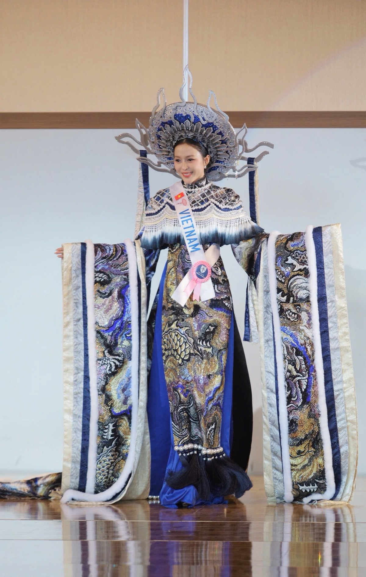 Trong phần thi Trang phục dân tộc, đại diện Việt Nam từng suýt bật khóc vì phụ kiện vòng cổ bị gãy trong quá trình vận chuyển. Cuối cùng, Kiều Duy cũng lấy lại được bình tĩnh, hoàn thành tốt phần trình diễn. Ảnh: FB Kiều Duy.