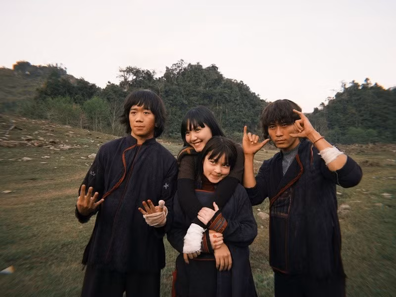 Nina thể hiện khả năng chuyển đổi cảm xúc linh hoạt, từ vẻ ngây thơ, thuần khiết của một đứa trẻ đến những phân đoạn đòi hỏi sự ám ảnh và nặng nề về tâm lý. Chính diễn xuất tự nhiên của cô bé trong vai Lua đã góp phần quan trọng trong việc tăng chiều sâu cho bầu không khí u ám và huyền bí của phim. Ảnh: FB Sỹ Hậu.