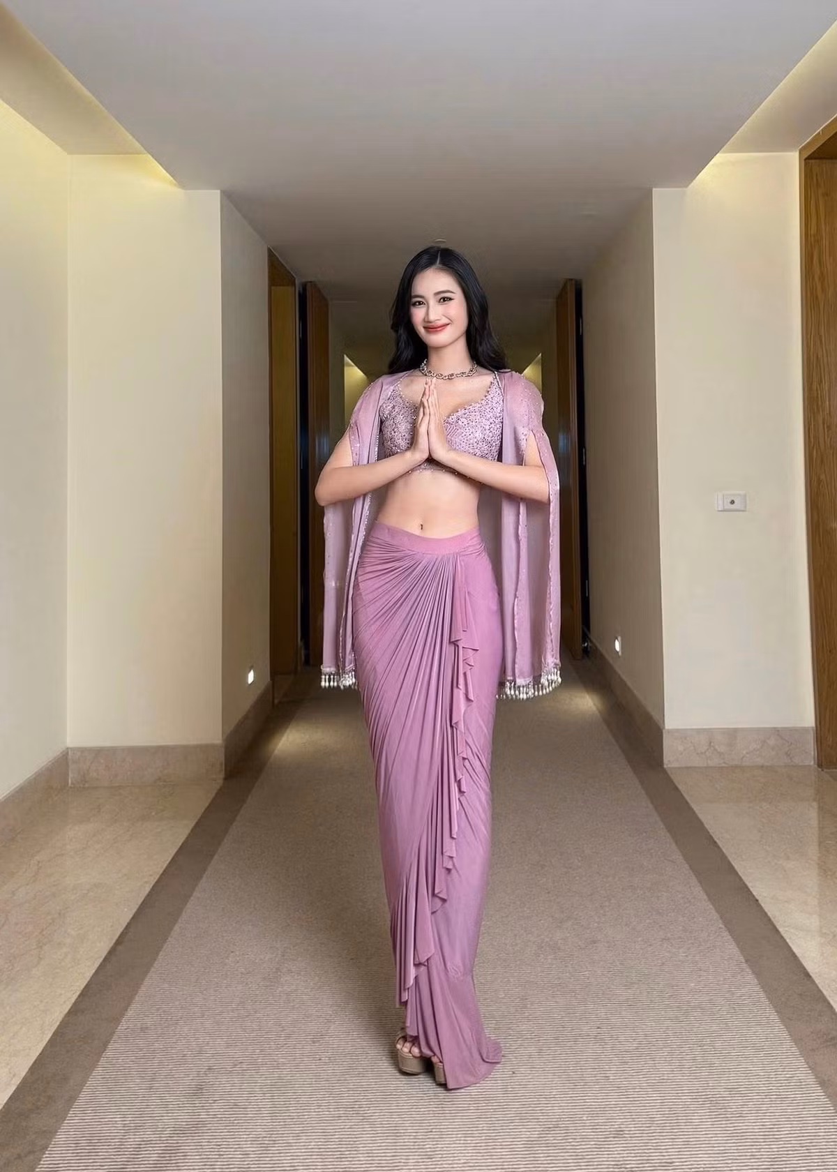 Mỗi ngày, Ý Nhi nỗ lực thể hiện bản thân một cách tích cực, duy trì năng lượng, sự chỉn chu trong mọi hoạt động của cuộc thi. Ảnh: FB Ý Nhi.