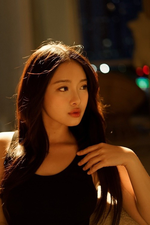 Kim Khánh mang nét đẹp thanh và hiện đại. Đôi mắt của cô có chiều sâu, giữ được thần thái khi nhìn nghiêng. Ảnh: FB Kim Khánh.