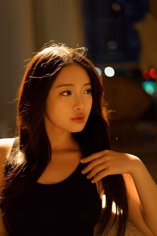 Kim Khánh mang nét đẹp thanh và hiện đại. Đôi mắt của cô có chiều sâu, giữ được thần thái khi nhìn nghiêng. Ảnh: FB Kim Khánh.