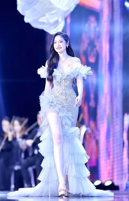 Phùng Thị Hương Giang hiện tại là thí sinh sở hữu vòng ba lớn nhất ở Hoa hậu Việt Nam 2024. Cô có vòng ba 96cm. Chia sẻ trên Tiền Phong, Hương Giang cho biết, trong vòng nhân trắc học ở Hoa hậu Việt Nam 2024, cô được các bác sĩ khen có đôi chân thẳng, dài và tỷ lệ cơ thể cân đối, có má lúm đồng tiền dễ thương, tạo được thiện cảm khi cười và khuôn mặt hài hòa. Hương Giang từng vào top 20 ở Miss World Vietnam 2023. Ảnh: FB Hương Giang.