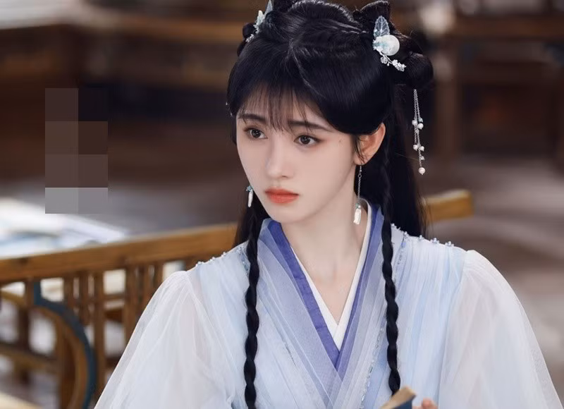 Cúc Tịnh Y là ca sĩ, diễn viên, vũ công người Trung Quốc. Người đẹp sinh năm 1994 từng là thành viên nhóm nhạc SNH48. Mỹ nhân này góp mặt trong nhiều phim như Tân Bạch nương tử truyền kỳ, Như Ý Phương Phi, Gia Nam truyện, Vân Tịch truyện…Truyền thông Nhật Bản đánh giá Cúc Tịnh Y là "nữ thần tượng 4.000 năm mới gặp" còn truyền thông Trung Quốc nhận xét cô là "mỹ nhân 4.000 năm có một". Ảnh: Weibo Cúc Tịnh Y.