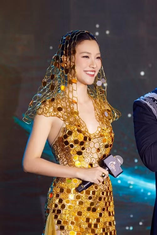 Cô còn mở lớp dạy kỹ năng giao tiếp, ứng xử, thuyết trình thành công. Ảnh: FB Hoàng Oanh.