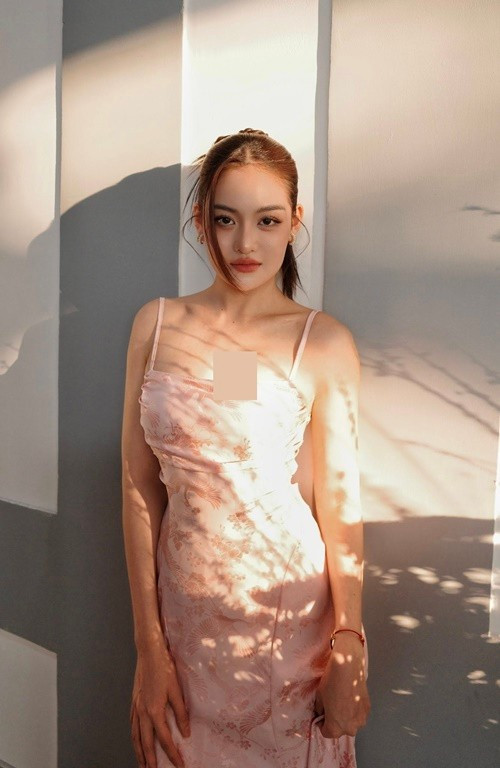 Thùy Anh thường lựa chọn những thiết kế tôn dáng, vừa gợi cảm vừa tinh tế, phù hợp với hình ảnh một diễn viên trẻ theo đuổi phong cách hiện đại.