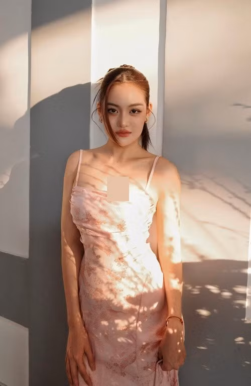 Thùy Anh thường lựa chọn những thiết kế tôn dáng, vừa gợi cảm vừa tinh tế, phù hợp với hình ảnh một diễn viên trẻ theo đuổi phong cách hiện đại.