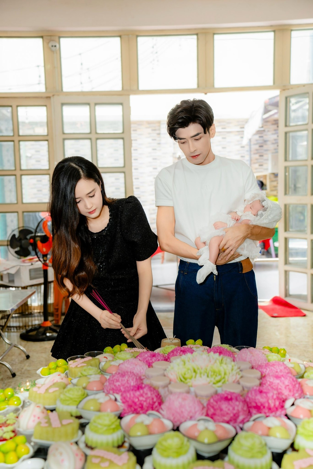 Phương Hằng và Anh Tâm mời người thân, bạn bè đến dự tiệc mừng. Ảnh: FB Phương Hằng.