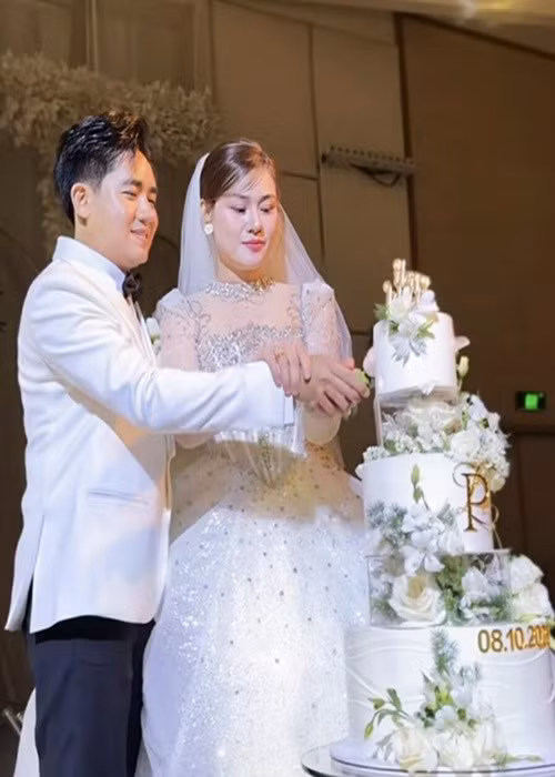 Theo Znews, trong lễ cưới, Đinh Kiến Phong bày tỏ: “Để có được buổi tối hôm nay, tôi đã trải qua nhiều đêm mất ngủ để chuẩn bị". Ảnh: Người Đưa Tin.