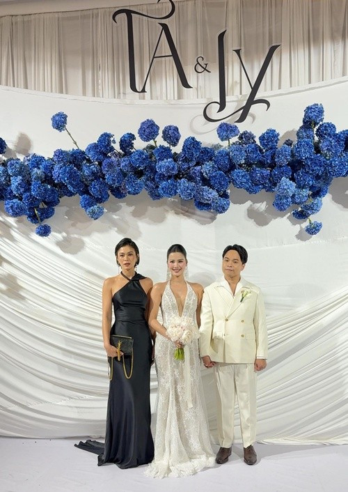 Á hậu Mâu Thuỷ diện đầm đen gợi cảm, đến chúc mừng Hương Ly lên xe hoa. Ảnh: FB Mâu Thuỷ.