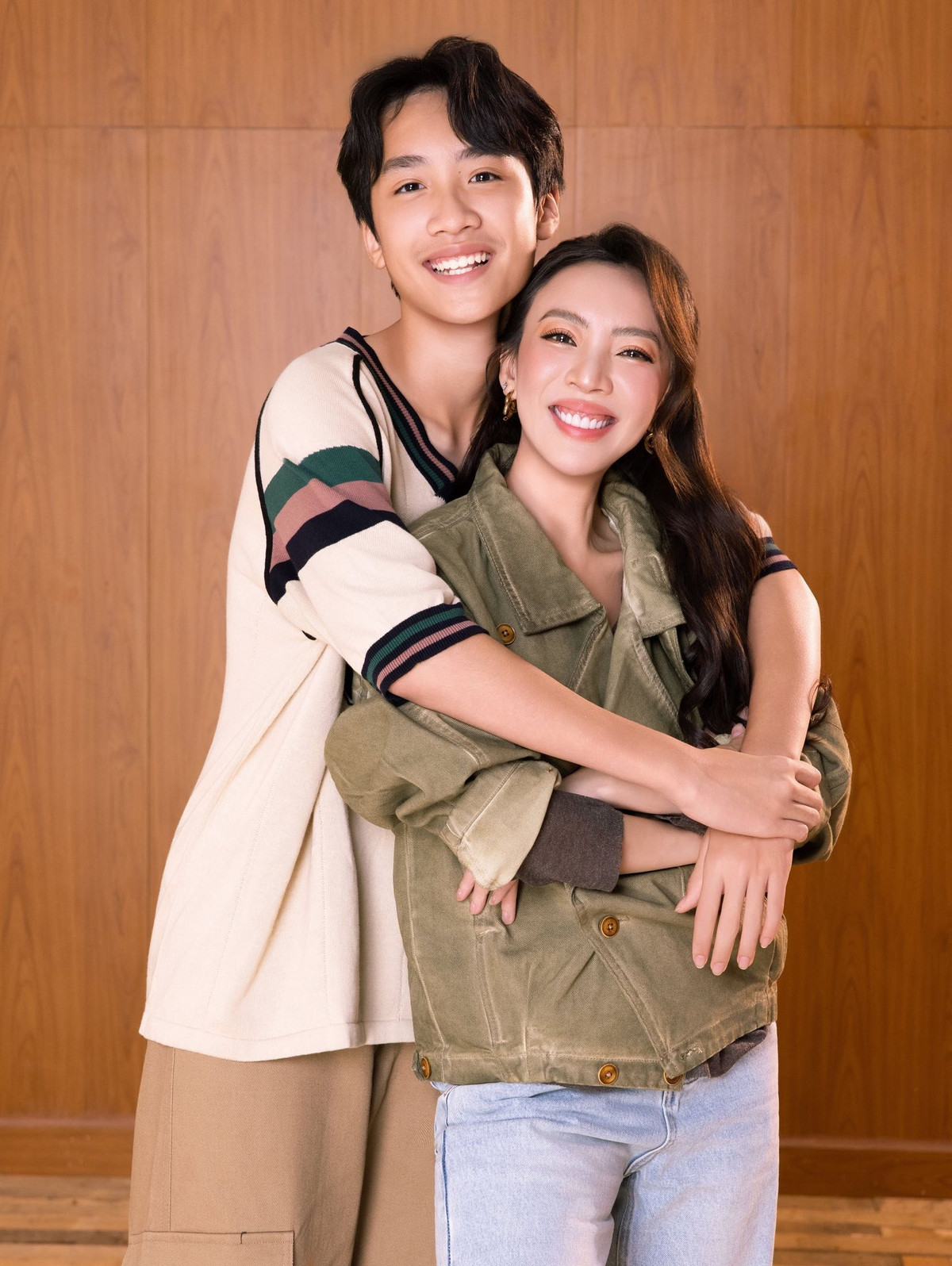 “Ảnh luôn muốn mẹ vui nên hay chọc mẹ cười bằng những trò không cười nổi. Nhưng mình cũng cười vì ảnh. Cuối cùng không biết ảnh an ủi mình hay mình an ủi ảnh”, Thu Trang hài hước viết trên trang cá nhân.