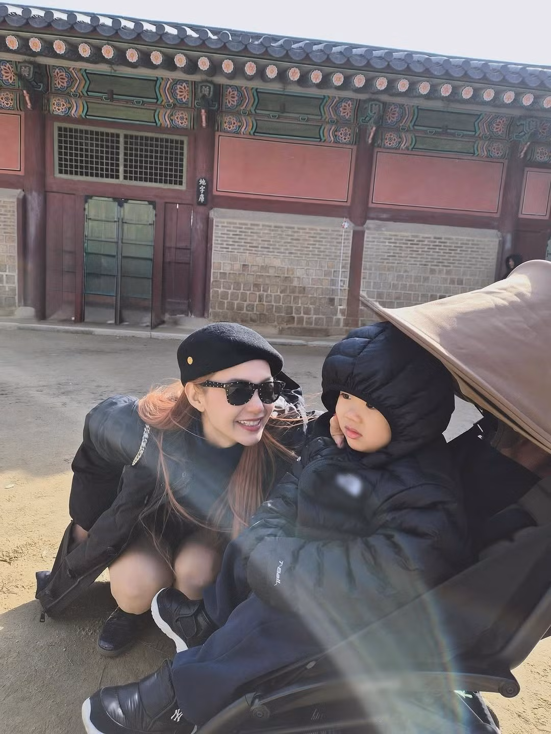 Dù vẫn duy trì các hoạt động nghệ thuật, nhưng có thể thấy rõ ưu tiên của Minh Hằng đã thay đổi.