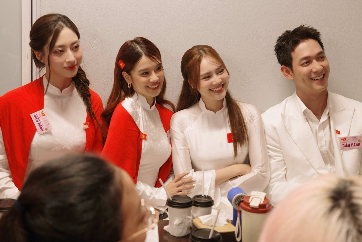 Lương Thuỳ Linh (ngoài cùng bên trái) cùng nhiều nghệ sĩ thức trắng đêm chờ đợi lễ diễu binh. Ảnh: FB Lương Thuỳ Linh.